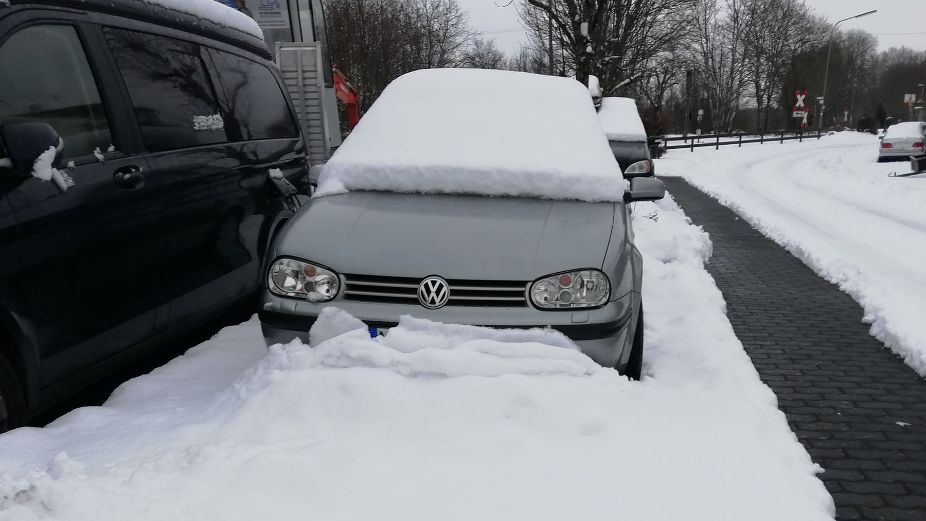 Parken und Schneeräumer: Wenn das Auto im Schnee feststeckt