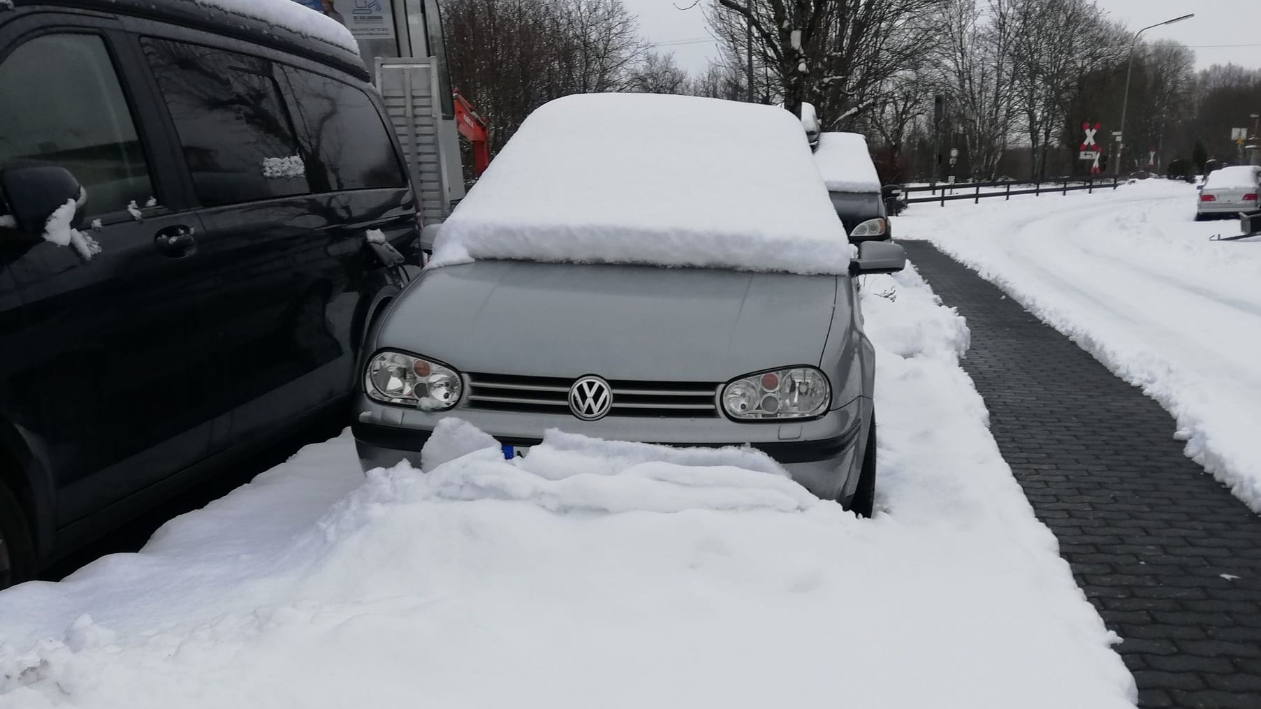 Eingeschneit: Hier kommt man nur noch mit der Schaufel sicher raus.