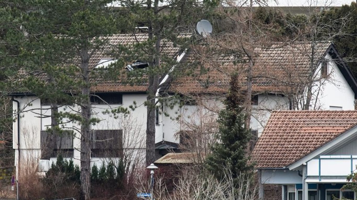 Außenaufnahme der Doppelhaushälfte, in der sich ein 62-jähriger Bewohner verschanzt hat: Weil eine Zwangsräumung zu eskalieren drohte, ist die Polizei derzeit mit einem Großaufgebot in Unterkirnach (Schwarzwald-Baar-Kreis) im Einsatz.