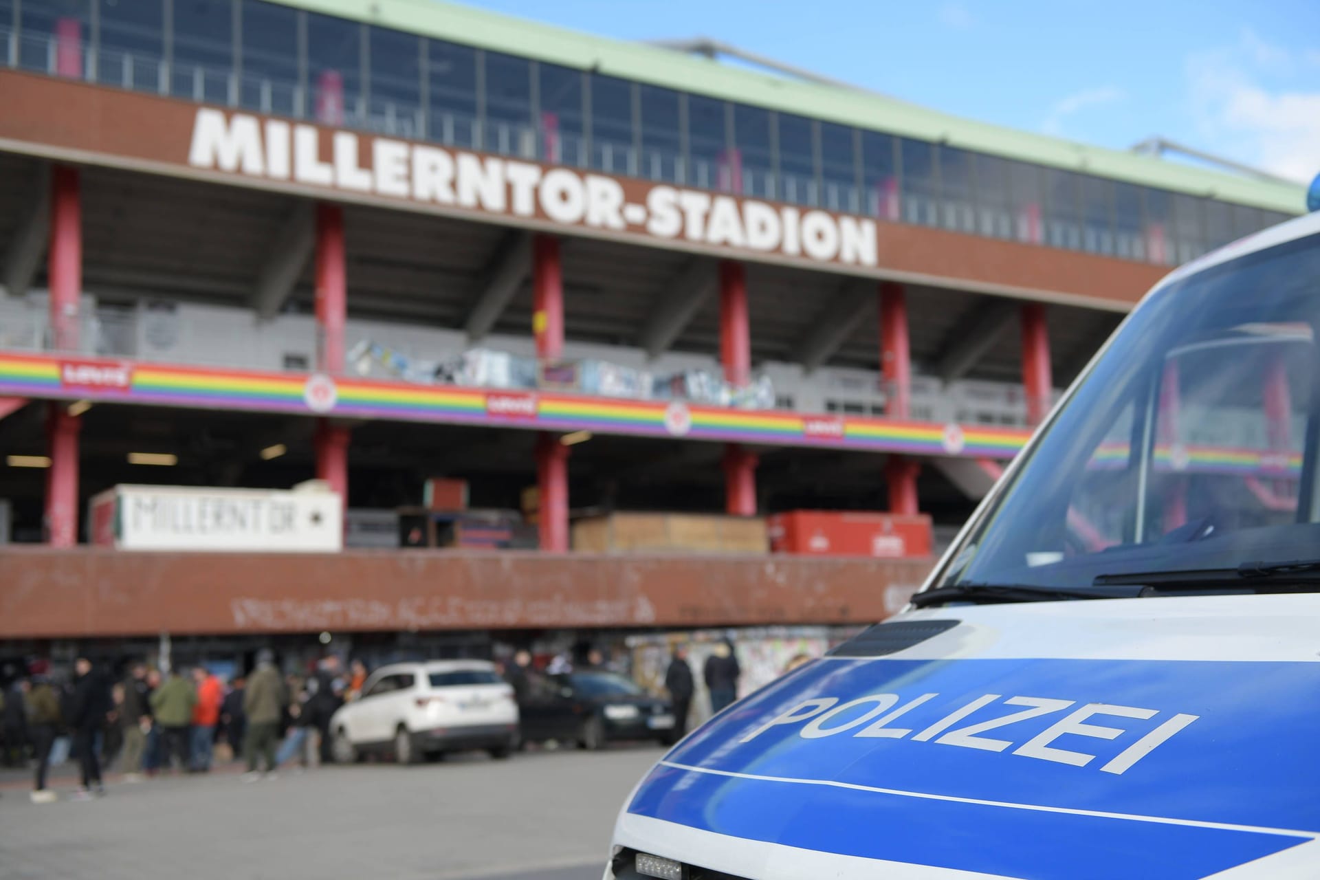 Ein Polizeiwagen vor dem Millerntor-Stadion (Symbolbild): Mehrere Fans des FC St. Pauli sind während einer Auswärtsfahrt angegriffen worden.