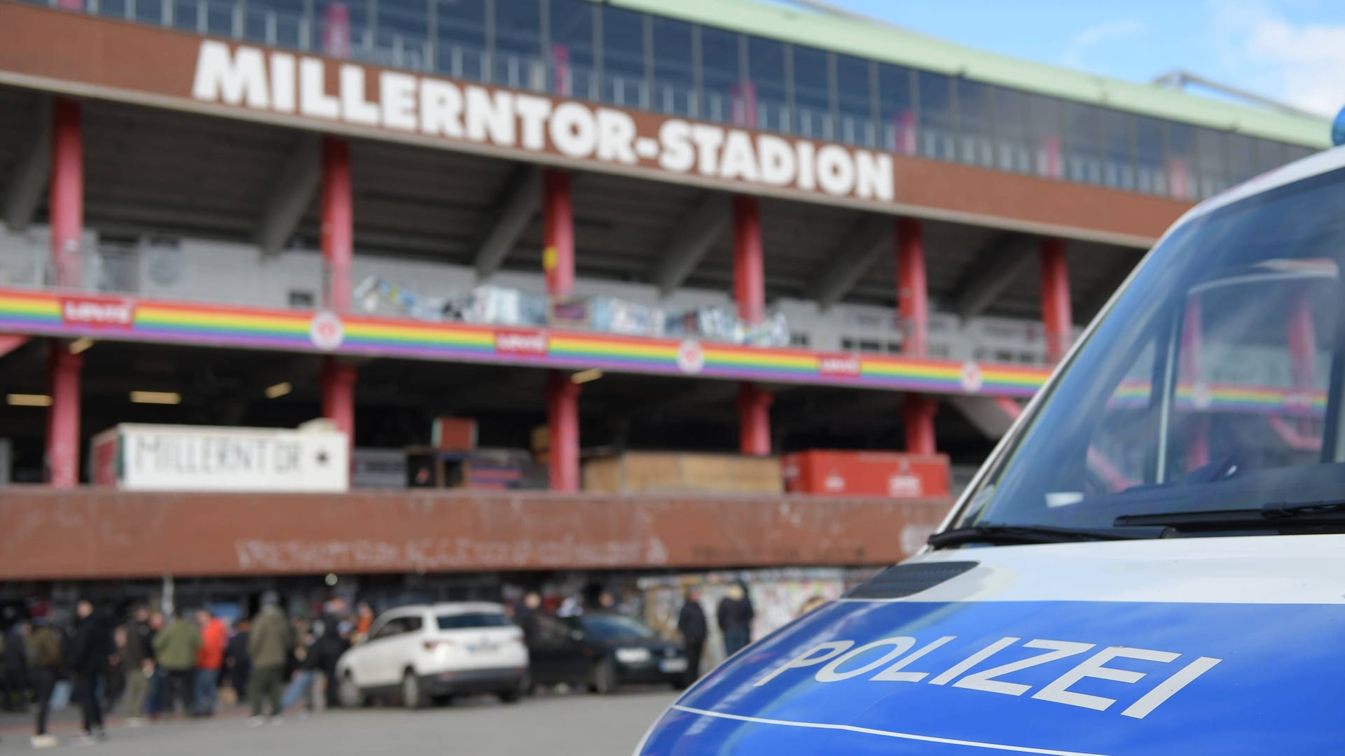 Ein Polizeiwagen vor dem Millerntor-Stadion (Symbolbild): Mehrere Fans des FC St. Pauli sind während einer Auswärtsfahrt angegriffen worden.