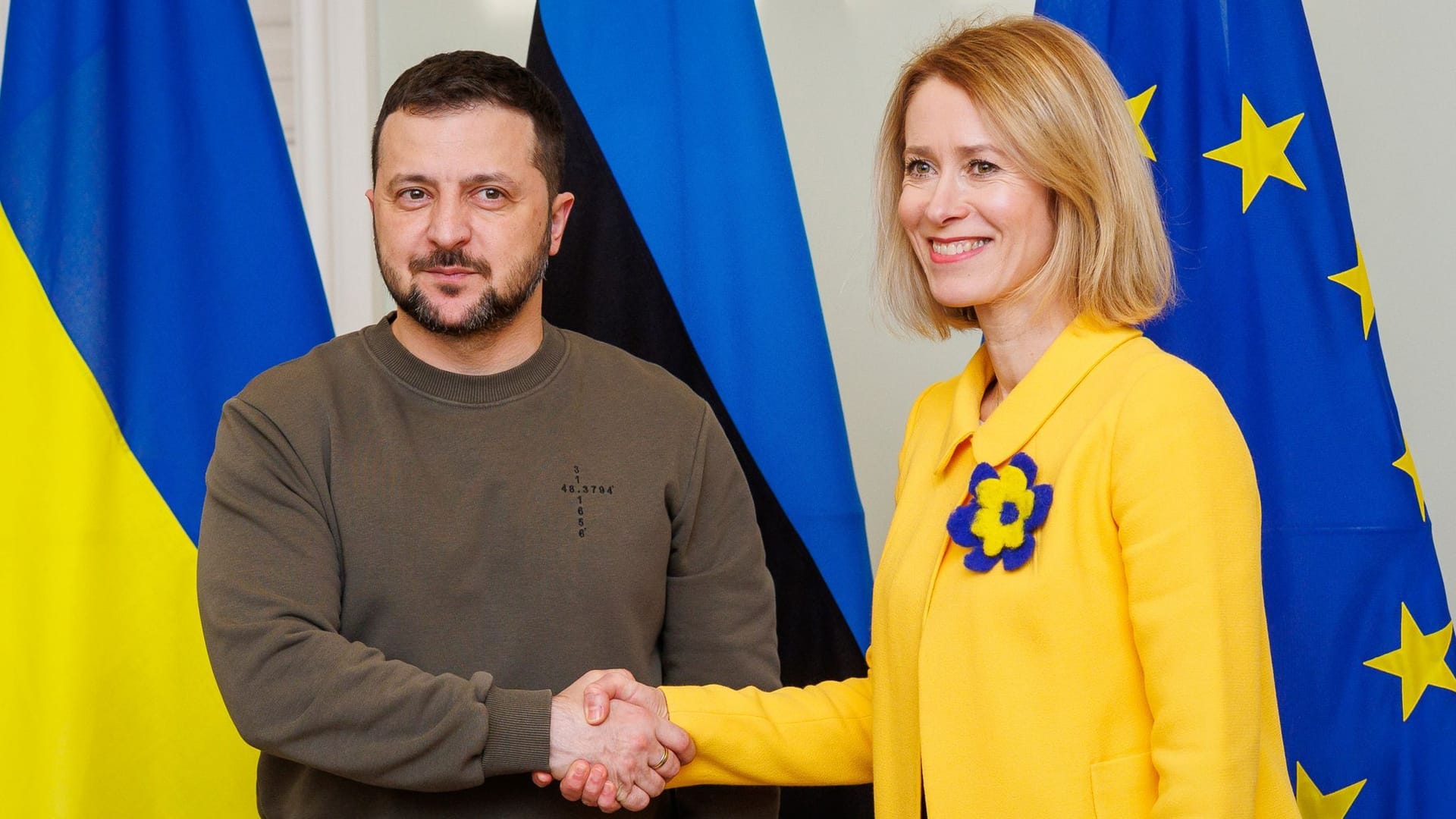 Der ukrainische Präsident Wolodymyr Selenskyj und Kaja Kallas, Premierministerin von Estland: Die Zahlen auf seinem Pullover enthalten eine Botschaft.