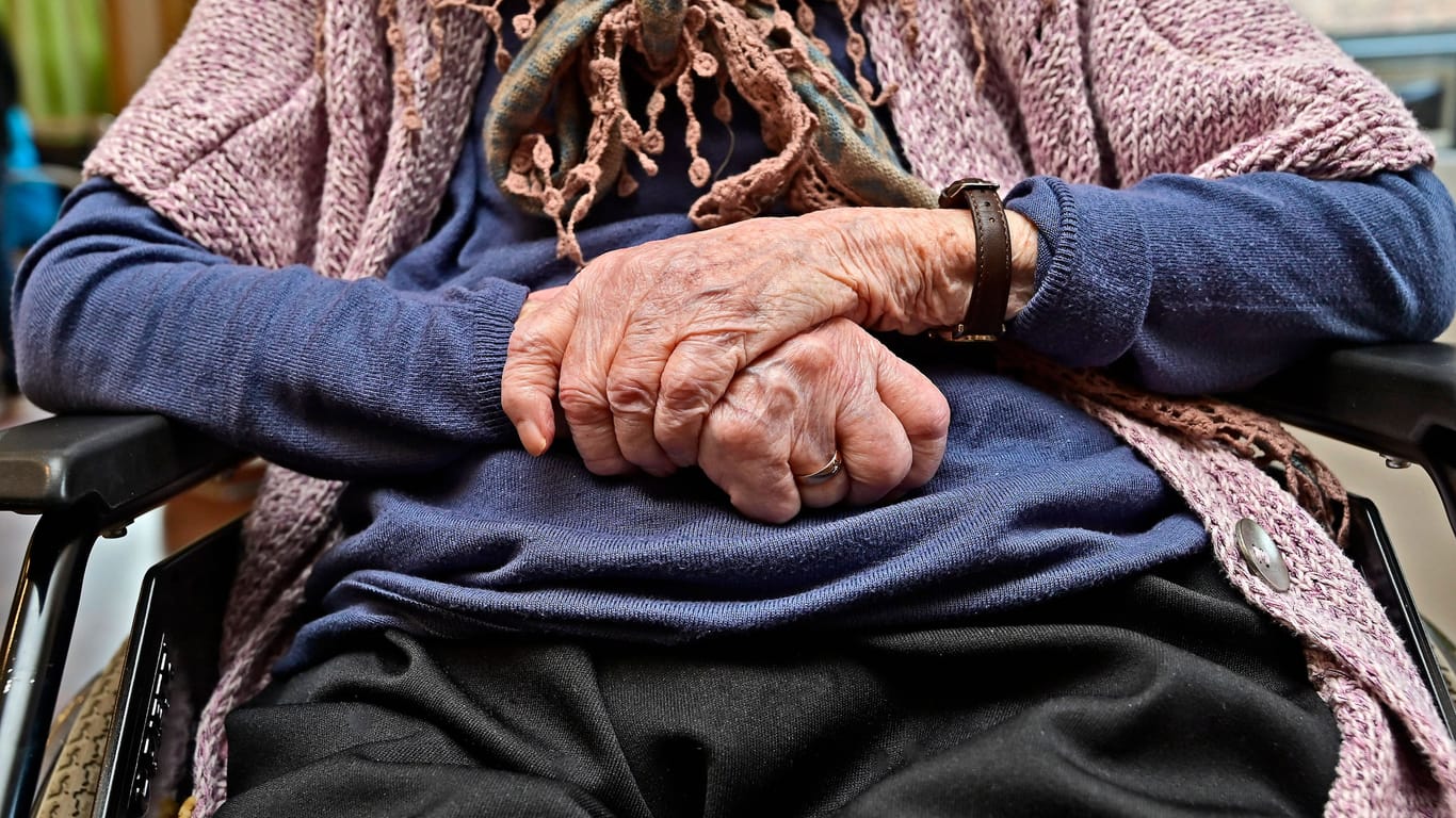 Blick auf die Hände einer Seniorin (Symbolbild): In Köln soll eine Frau ihre Mutter in Lebensgefahr gebracht haben.