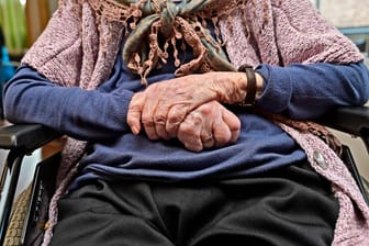 Blick auf die Hände einer Seniorin (Symbolbild): In Köln soll eine Frau ihre Mutter in Lebensgefahr gebracht haben.