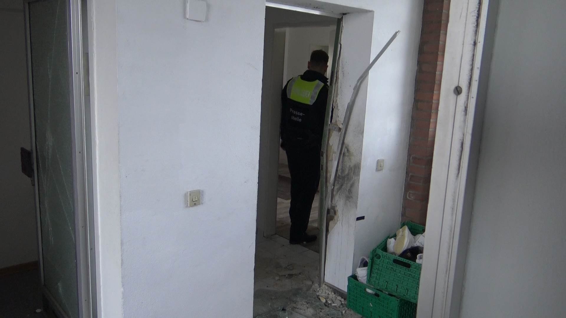 Ein Beamter in der Wohnung des Hochhauses am Tierpark.