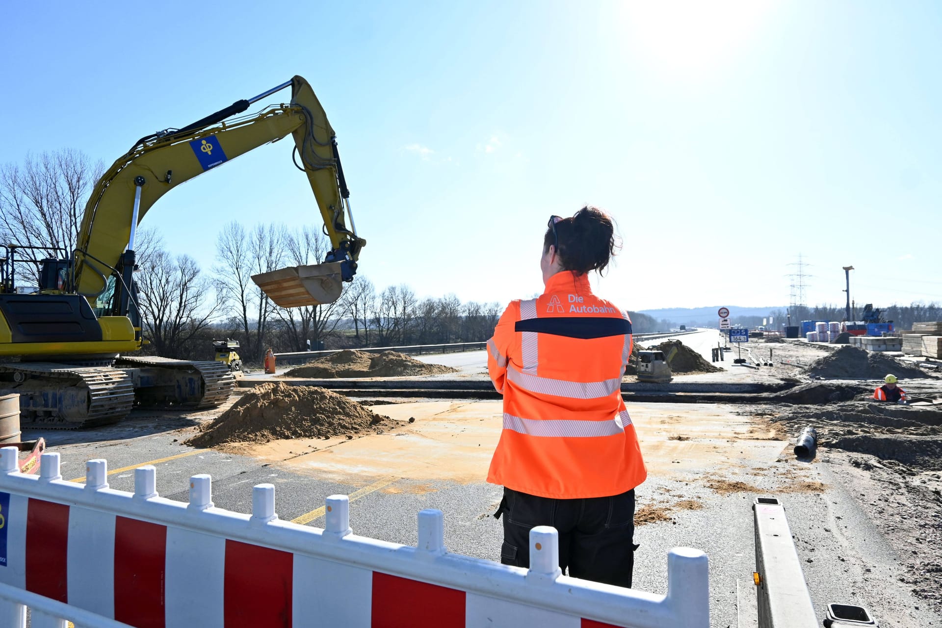 Baustelle auf der Autobahn (Symbolbild): Die Autobahn GmbH hat eine Vollsperrung der Bundesautobahn 7 für Mitte Februar angekündigt.