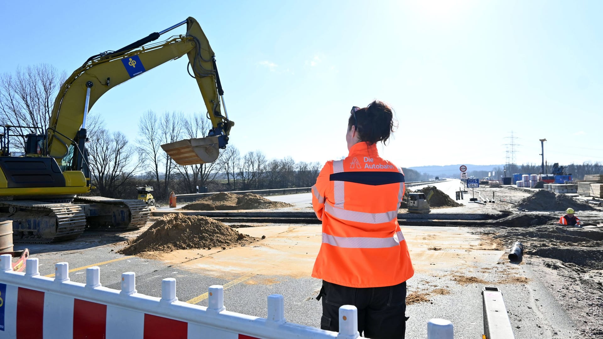 Baustelle auf der Autobahn (Symbolbild): Die Autobahn GmbH hat eine Vollsperrung der Bundesautobahn 7 für Mitte Februar angekündigt.