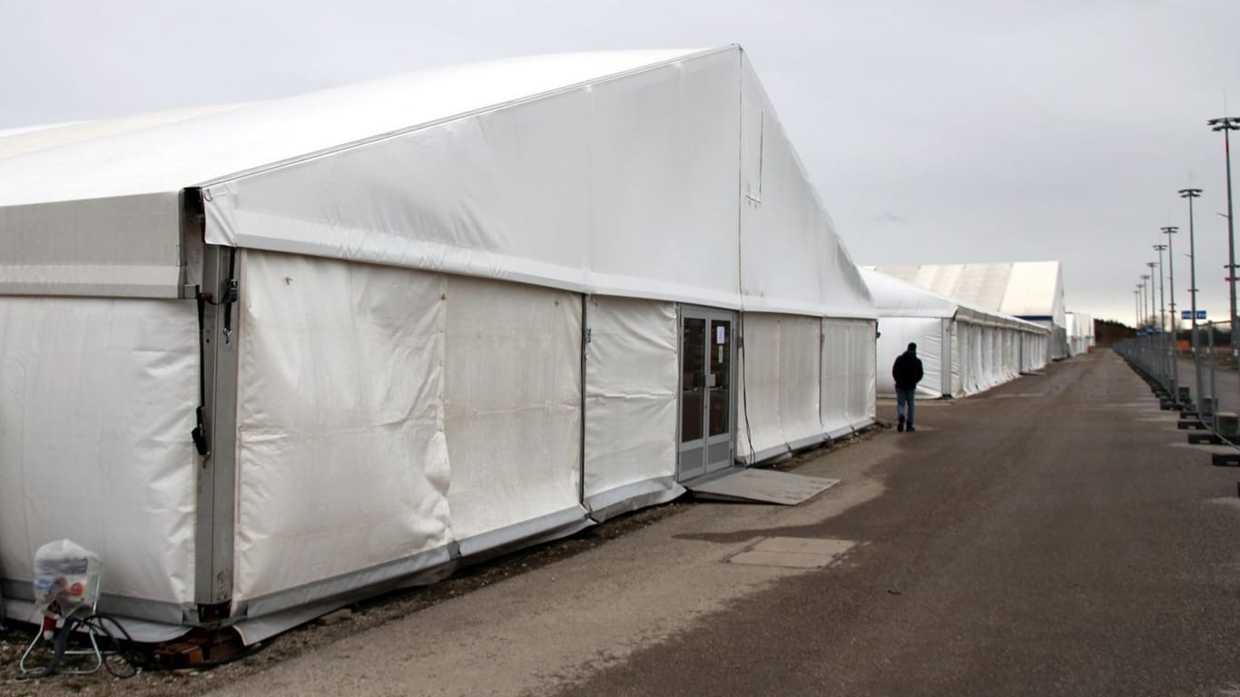Provisorium für 2100 Menschen: Zelte mit Betten stehen in Reihe auf dem Münchner Messegelände.