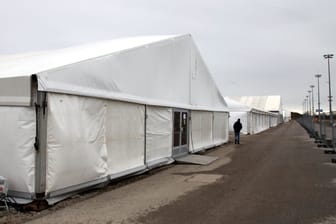 Provisorium für 2100 Menschen: Zelte mit Betten stehen in Reihe auf dem Münchner Messegelände.
