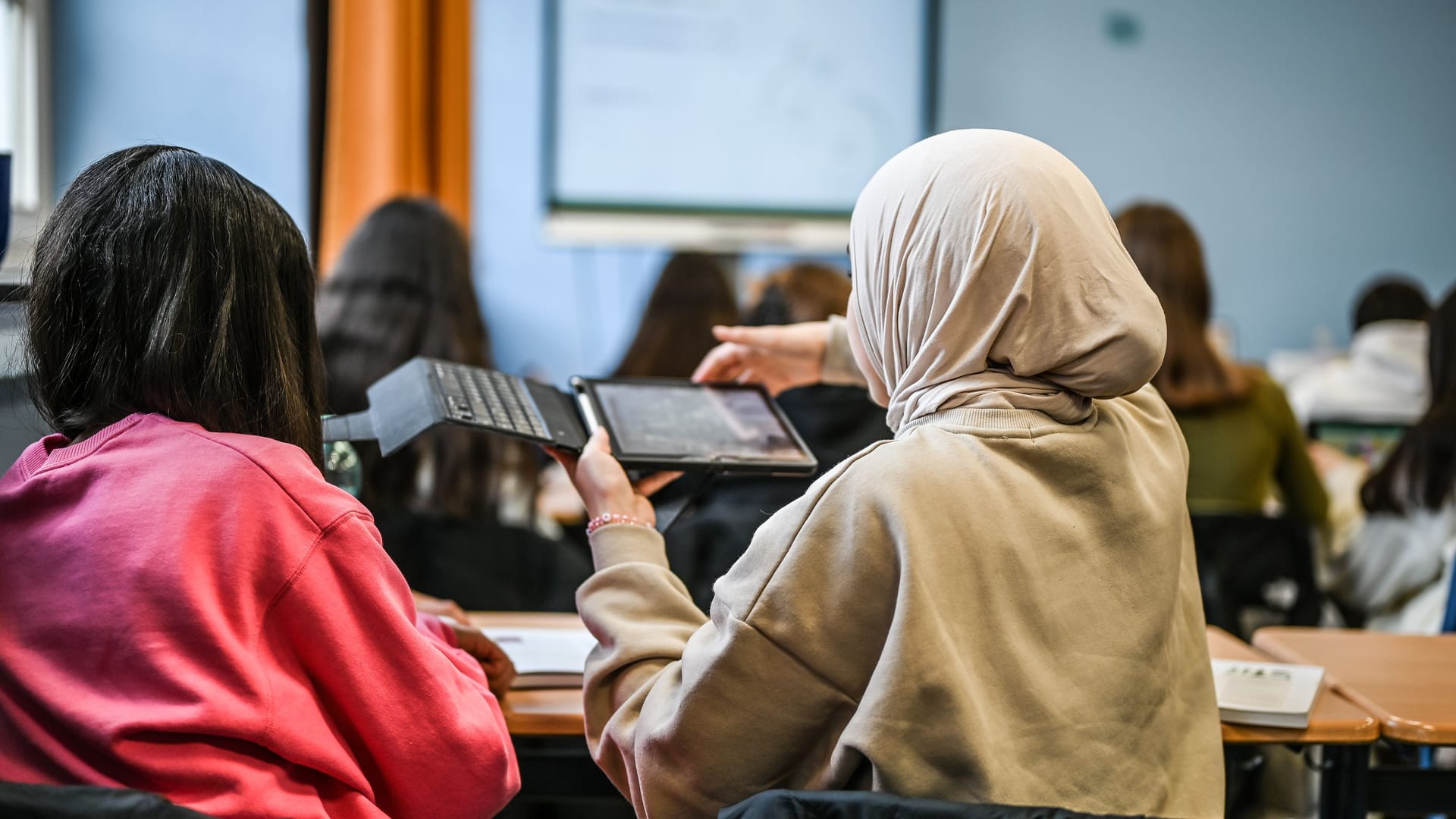 Schülerinnen während des Unterrichts (Symbolbild): Eine Schule in Baden-Württemberg testet ein neues Unterrichtsmodell.