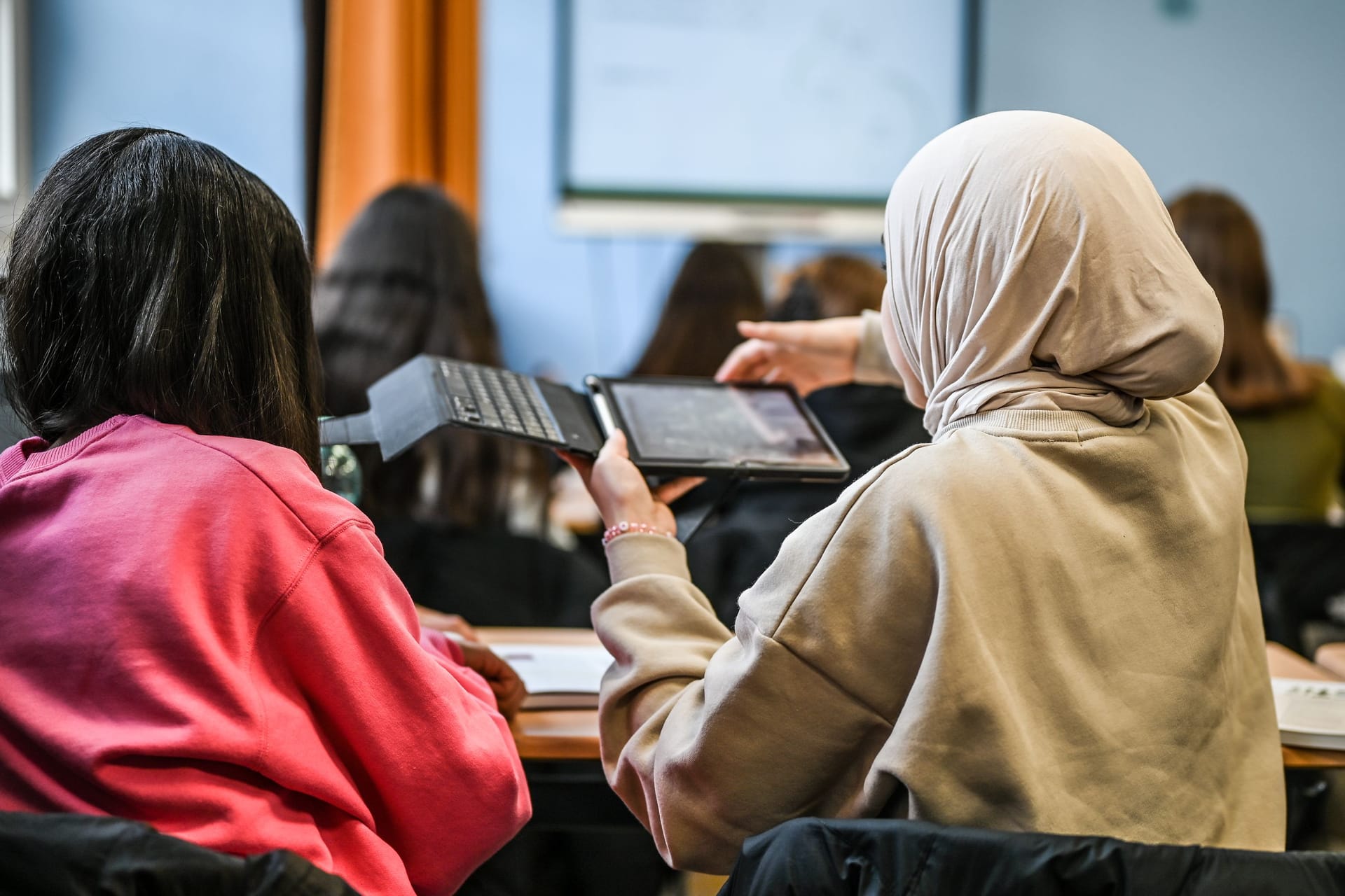 Schülerinnen während des Unterrichts (Symbolbild): Eine Schule in Baden-Württemberg testet ein neues Unterrichtsmodell.