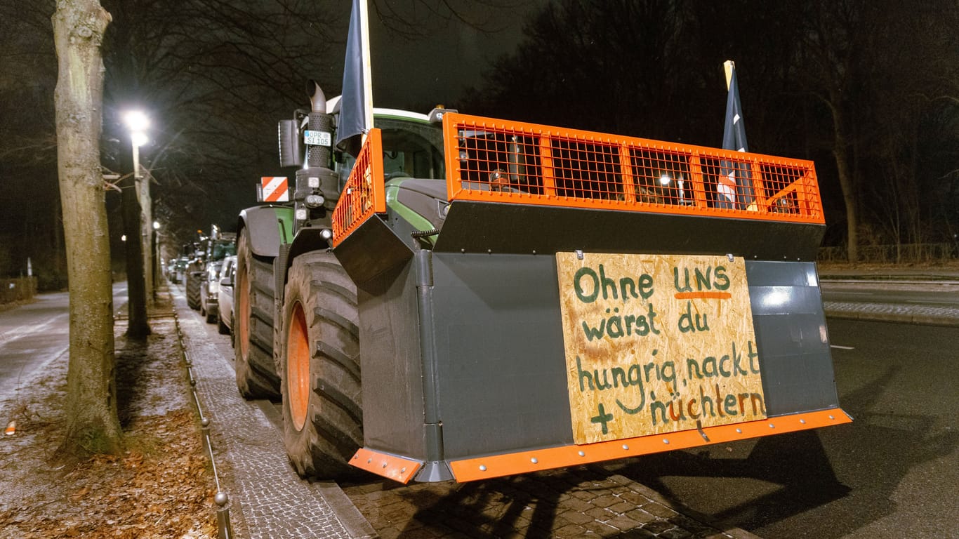 Bauernprotest in Berlin: Manche Schilder auf den Protestzügen der Landwirte zeigen kleine, vermutlich selbstgedichtete Reime.