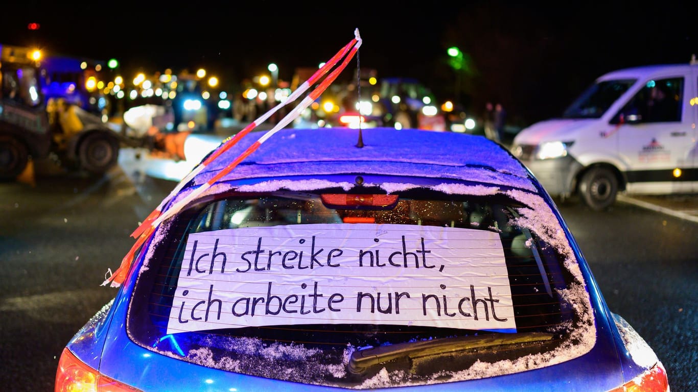 "Ich streike nicht, ich arbeite nur nicht" steht auf einem Fahrzeug, das im niedersächsischen Uelzen steht. Die Demos sollen in einer Großkundgebung am 15. Januar in Berlin gipfeln.