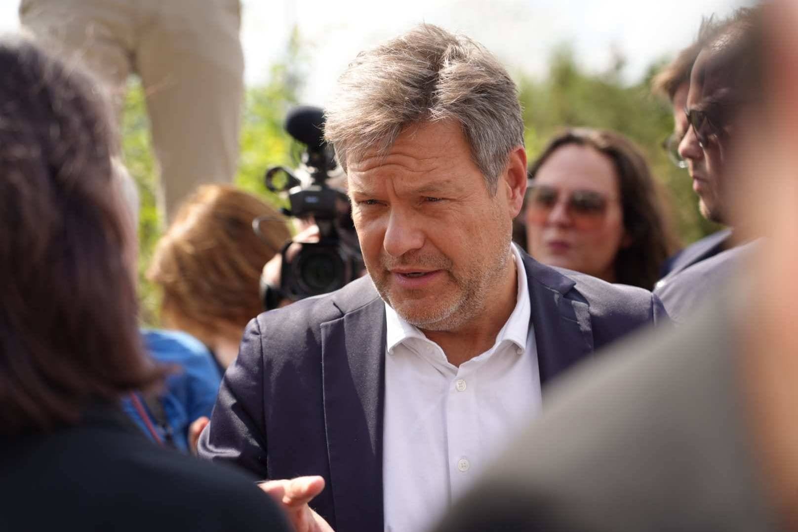 Robert Habeck im Gespräch mit Bürgern (Archivbild): Bei einem privaten Besuch Schleswig-Holstein stürmten Bauern die Fähre, auf der er sich befand.