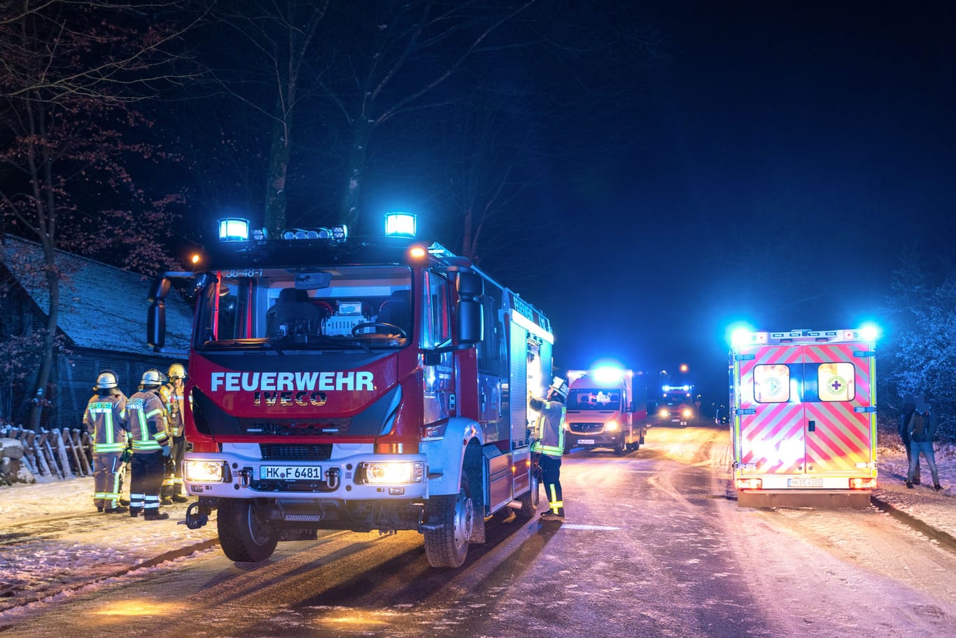 Rettungskräfte im Heidekreis: Die Familienmitglieder wurden am Mittwochabend in Kliniken gebracht.