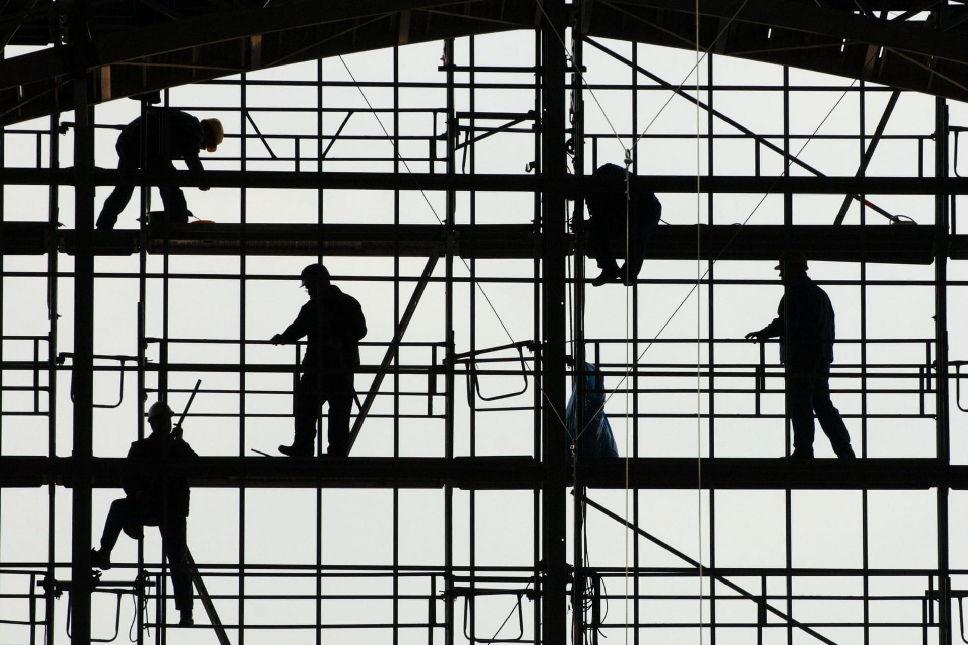 Arbeiter montieren Glasfassade Arbeiter montieren Glasfassade