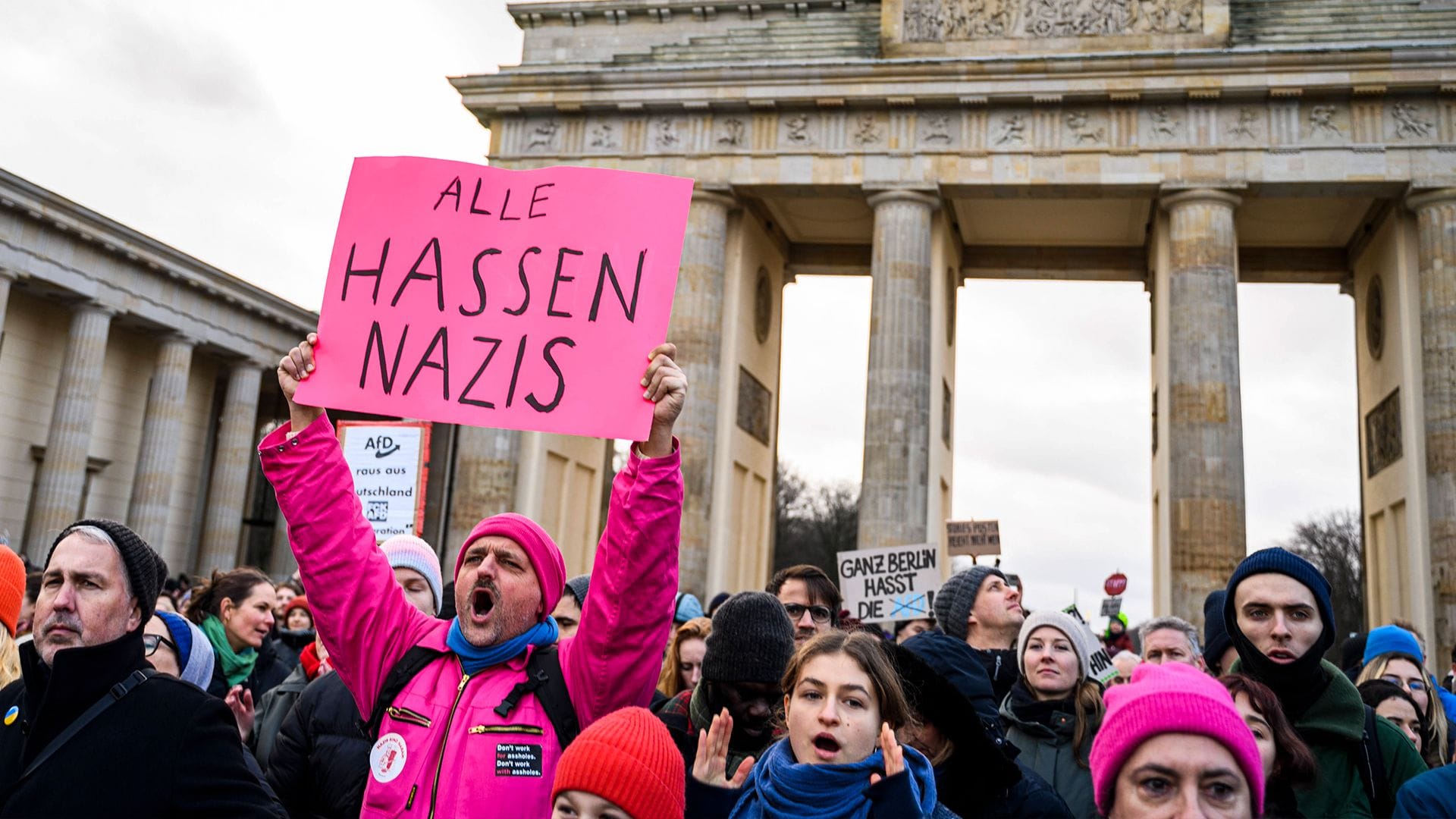 Menschen demonstrieren gegen rechts