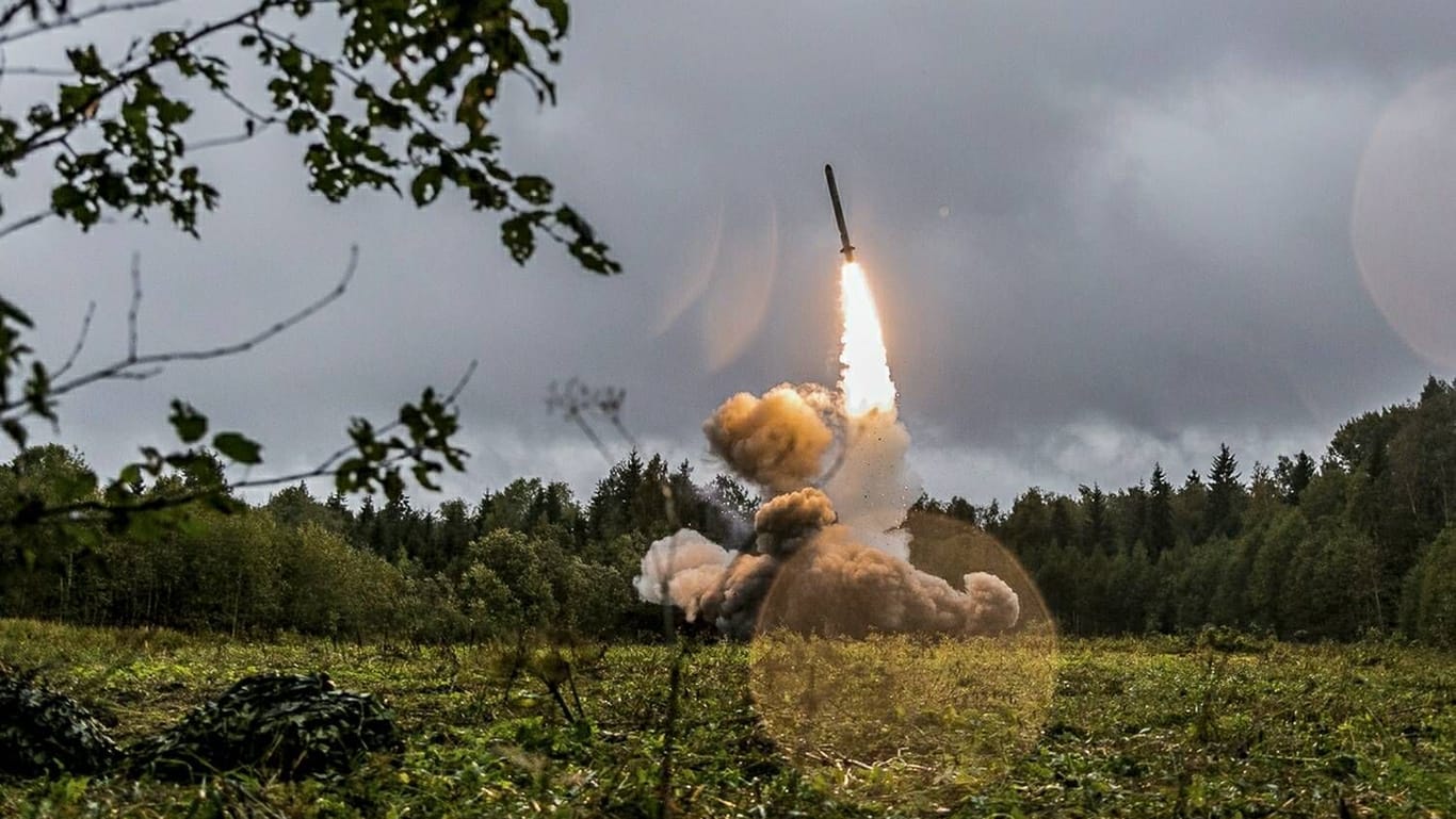 Eine russische Iskander-Rakete beim Start (Archivbild): Erneut gab es Angriffe auf Kiew.