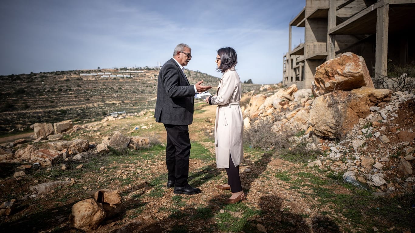 Baerbock spricht mit Opfern von Siedlergewalt im Westjordanland.