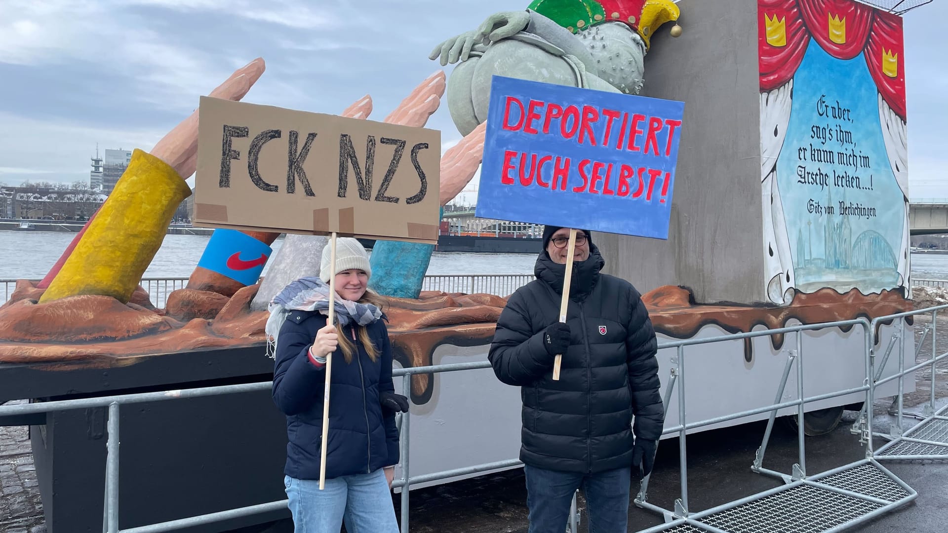 Schülerin Pauline (14) und ihr Vater Markus (58) laufen mit bei der Demo gegen rechts in Köln.