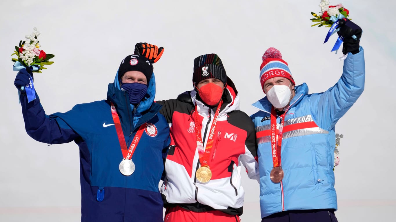 Matthias Mayer (m.) mit seiner Goldmedaille bei den Spielen in Peking 2022.