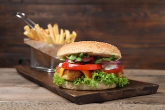 Ein Tofu-Burger mit Pommes (Symbolbild): Ein Hamburger Restaurant musste den Preis für sein Burger-Menü innerhalb der letzten Jahre kräftig anziehen.