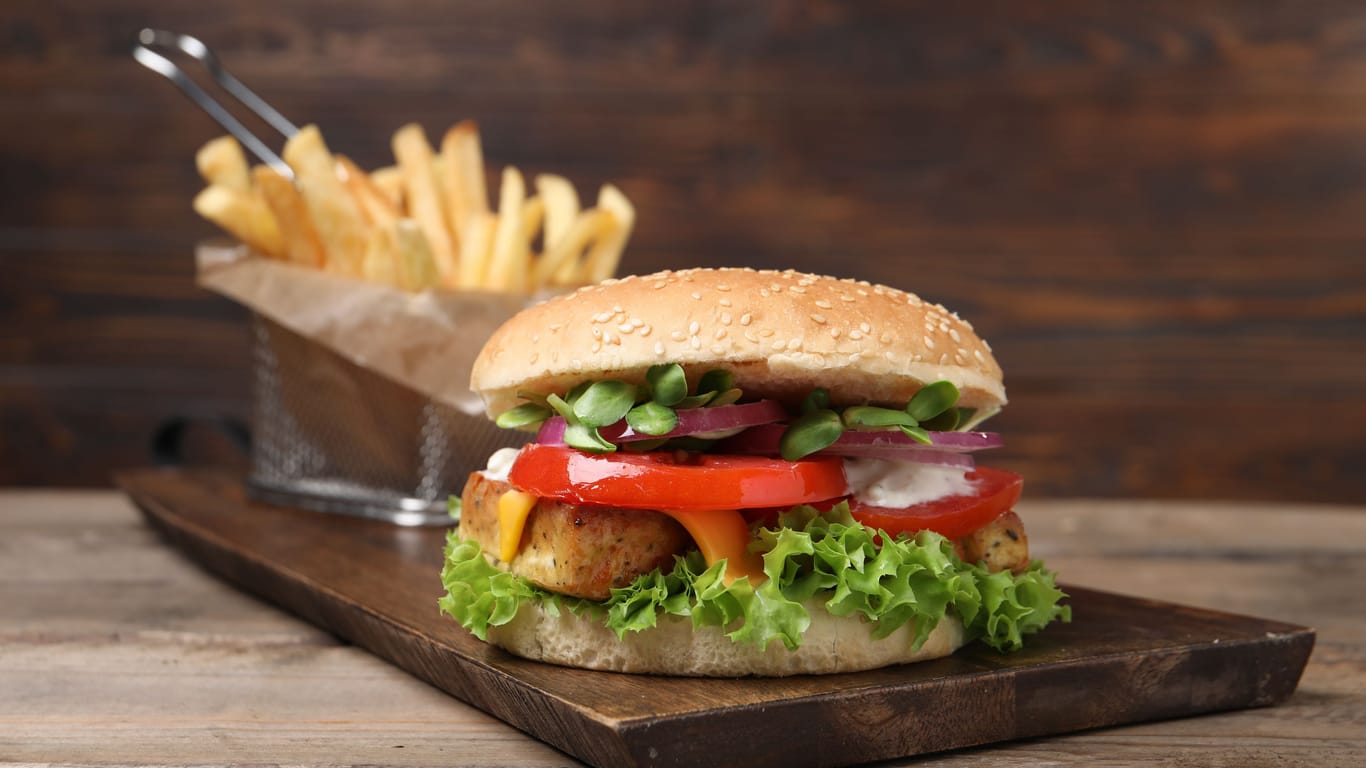 Ein Tofu-Burger mit Pommes (Symbolbild): Ein Hamburger Restaurant musste den Preis für sein Burger-Menü innerhalb der letzten Jahre kräftig anziehen.