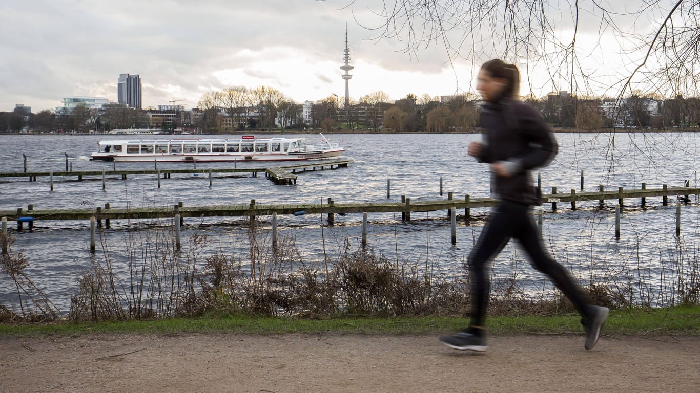 Eine Joggerin läuft an der Außenalster in Hamburg (Symbolbild): Mitten am Tag kam es dort zu einem sexuellen Übergriff.