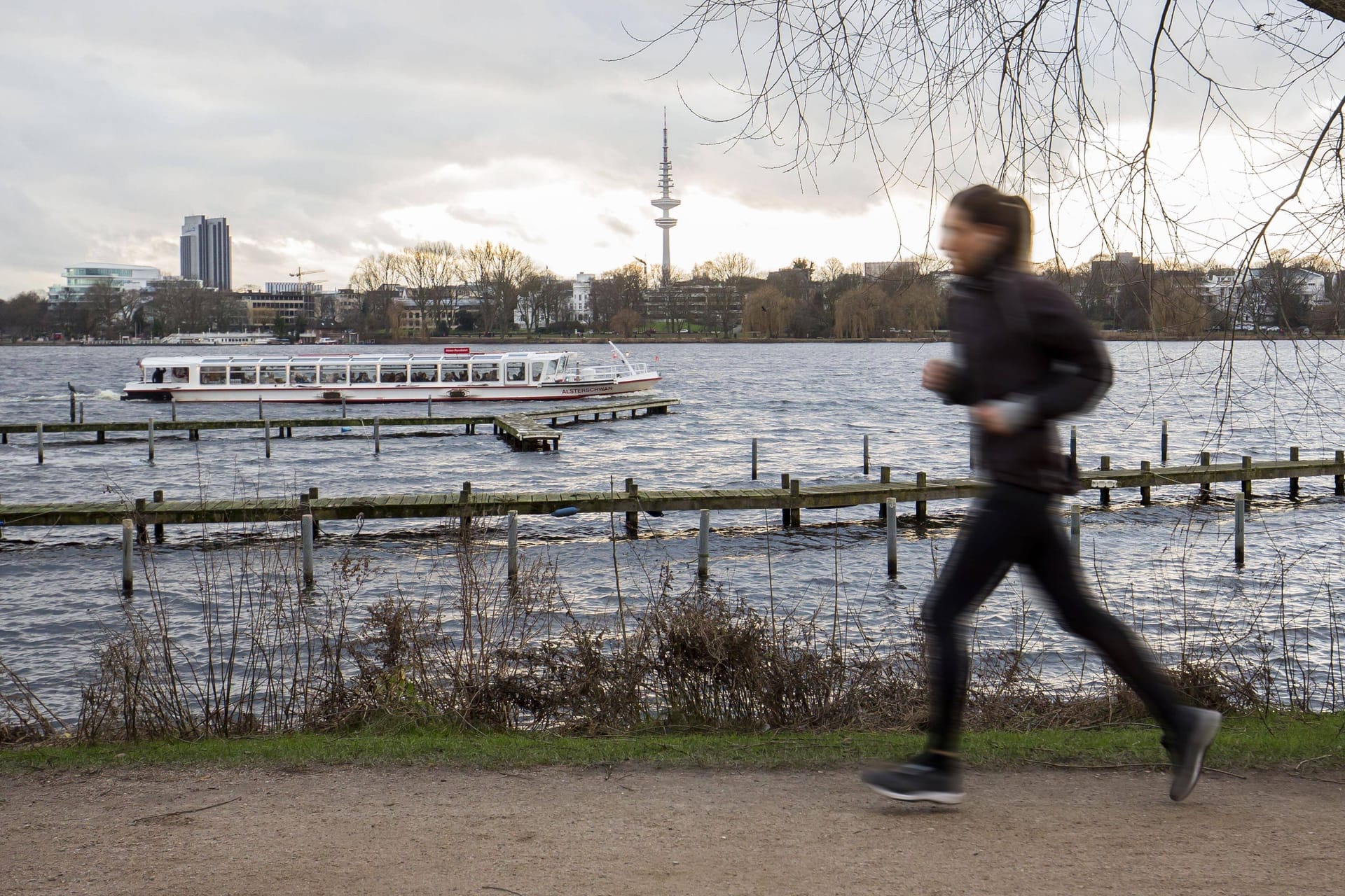 Eine Joggerin läuft an der Außenalster in Hamburg (Symbolbild): Mitten am Tag kam es dort zu einem sexuellen Übergriff.