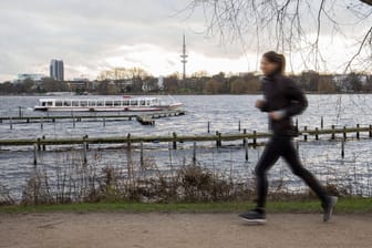 Eine Joggerin läuft an der Außenalster in Hamburg (Symbolbild): Mitten am Tag kam es dort zu einem sexuellen Übergriff.