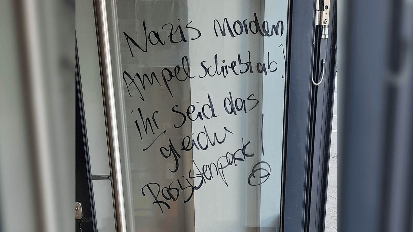 Die Eingangstür des SPD-Büros: "Nazis morden, Ampel schiebt ab!"