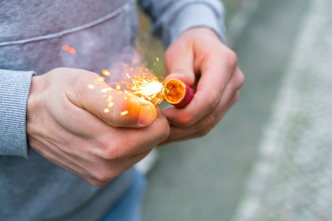 28.12.2019, Berlin, Deutschland, GER - Ein Böller wird in der Hand angezündet.