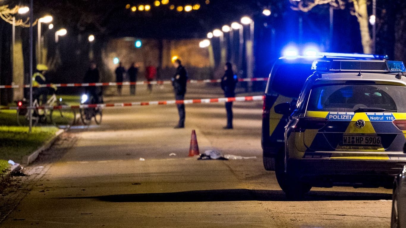 Einsatzkräfte am Tatort: Drei Beamte haben auf einen 40-Jährigen geschossen, lebensgefährlich verletzt wurde auch ein 21-Jähriger.