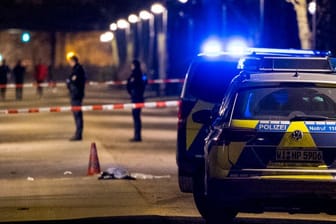 Einsatzkräfte am Tatort: Drei Beamte haben auf einen 40-Jährigen geschossen, lebensgefährlich verletzt wurde auch ein 21-Jähriger.