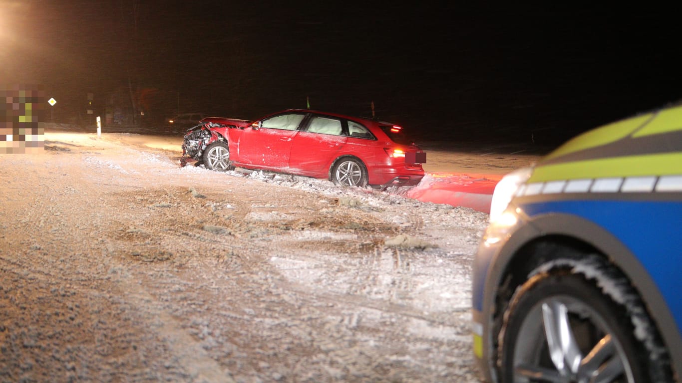 Auch im Kreis Ansbach kollidierten zwei Autos auf schneebedeckter Fahrbahn: Zwei Personen wurden leicht verletzt.