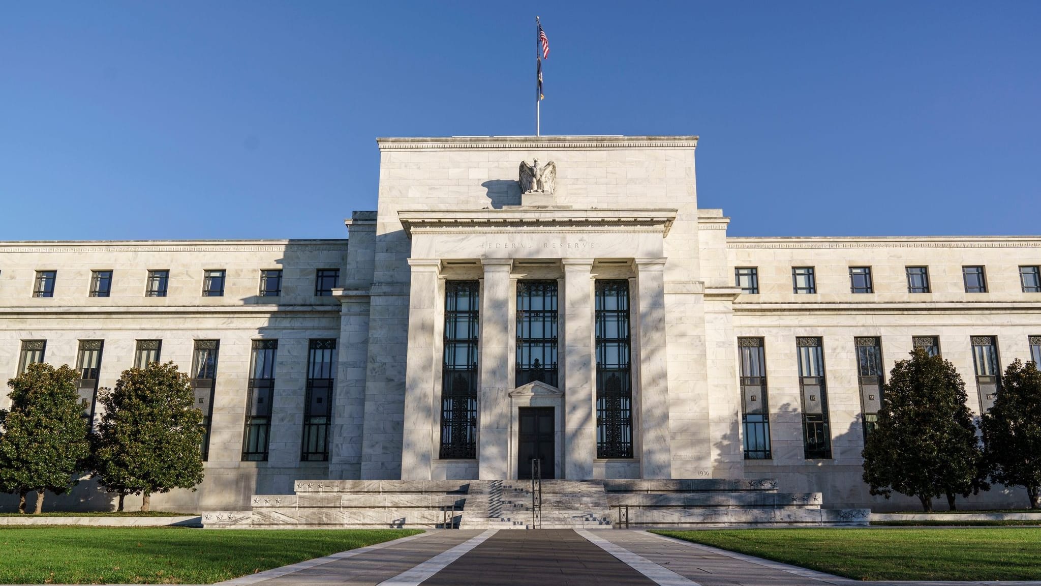 Fed lässt Leitzins zum vierten Mal in Folge auf hohem Niveau
