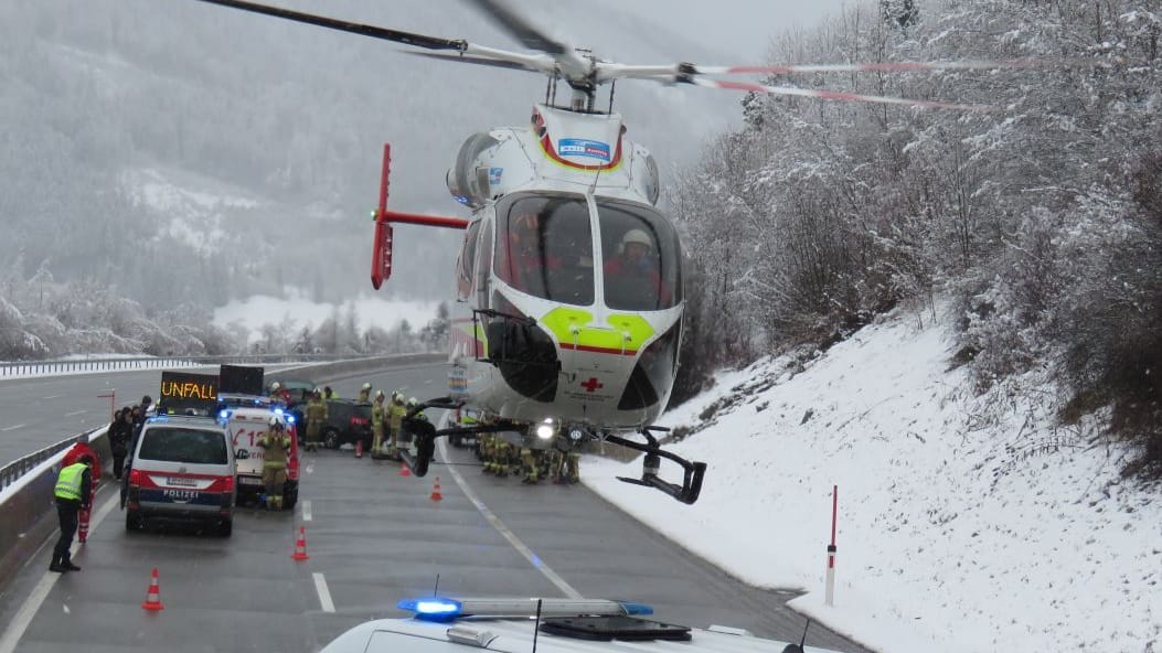 Der Rettungshubschrauber im Einsatz: Der Unfall ereignete sich in einem Stau. Der Rettungshubschrauber im Einsatz: Der Unfall ereignete sich in einem Stau.