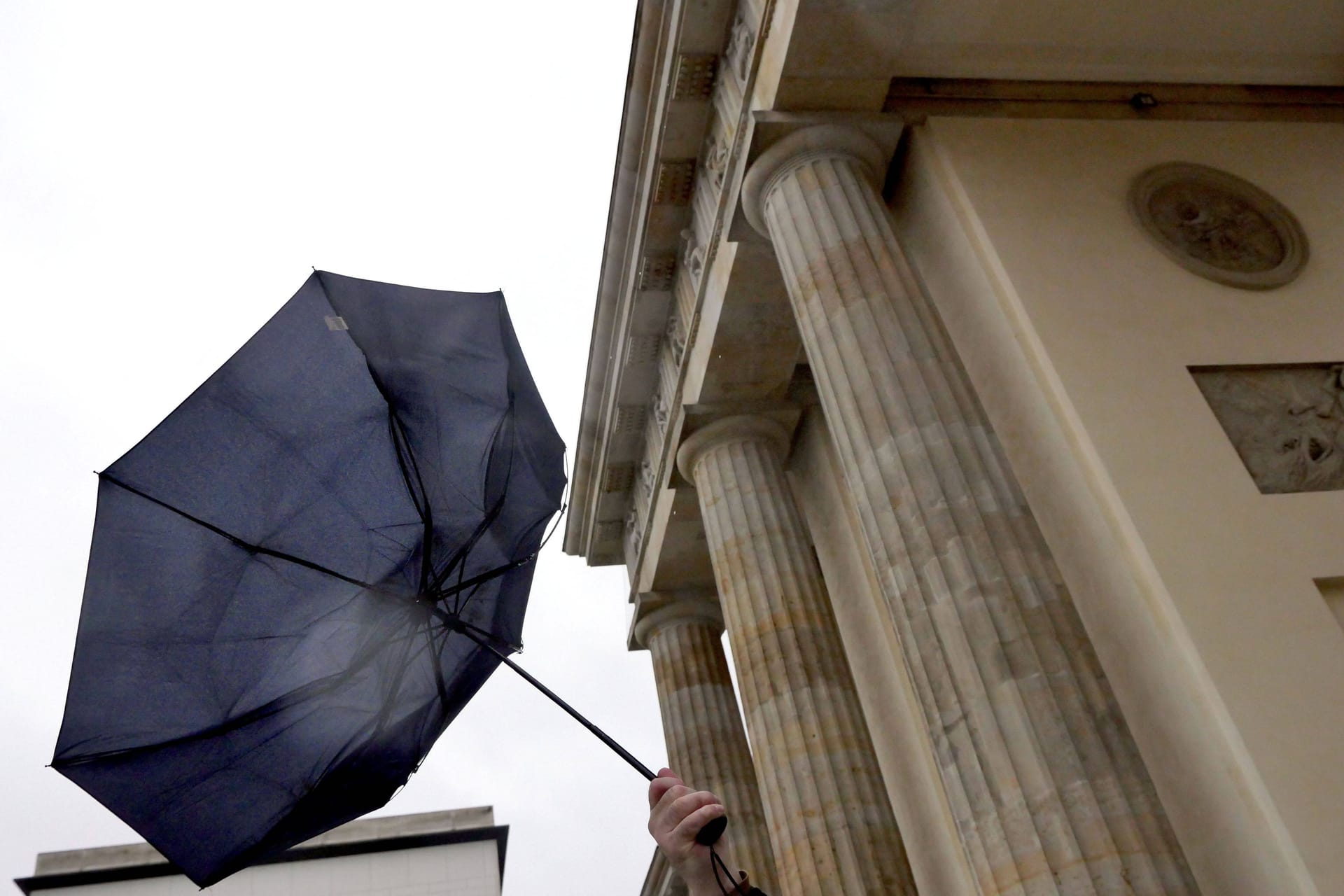 Stürmisches Wetter in Berlin (Archivbild): Es bleibt windig in der Hauptstadt.