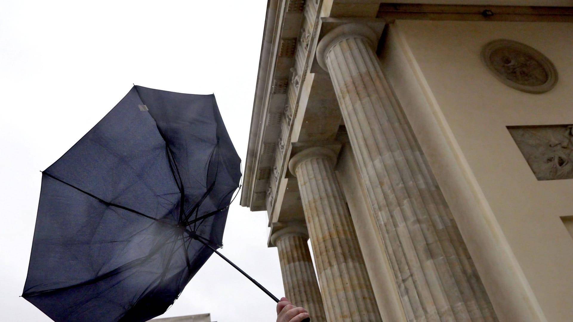 Stürmisches Wetter in Berlin (Archivbild): Es bleibt windig in der Hauptstadt.