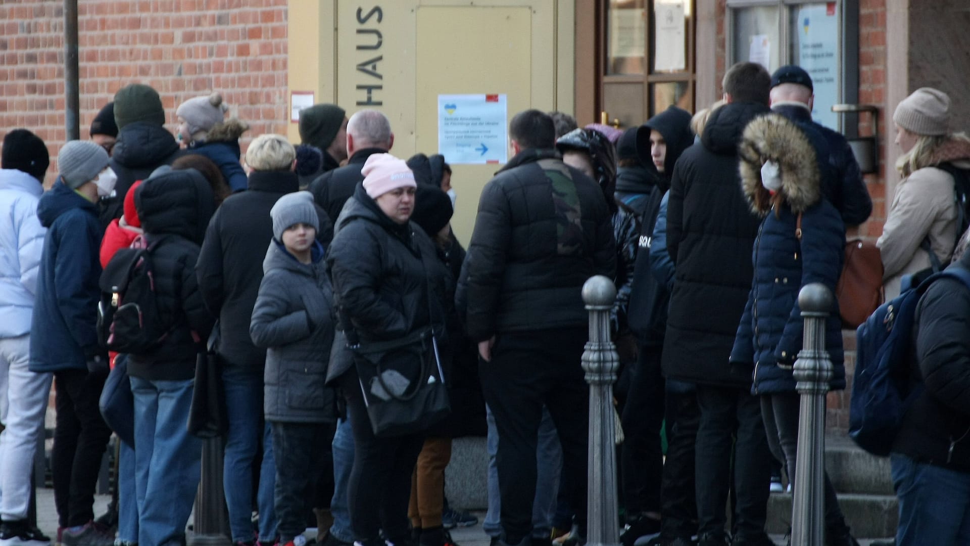 Flüchtlinge warten in einer Schlange auf Registrierung (Archivbild): Die Politik diskutiert mehrere Änderungen.