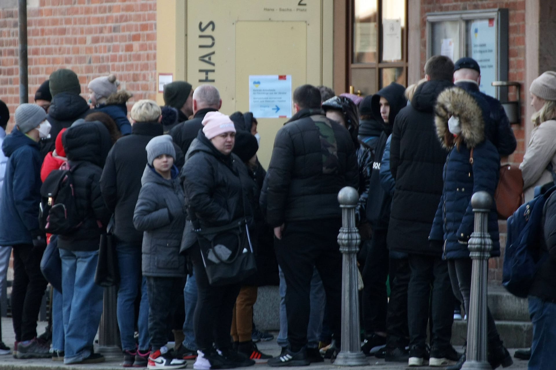 Flüchtlinge warten in einer Schlange auf Registrierung (Archivbild): Die Politik diskutiert mehrere Änderungen.