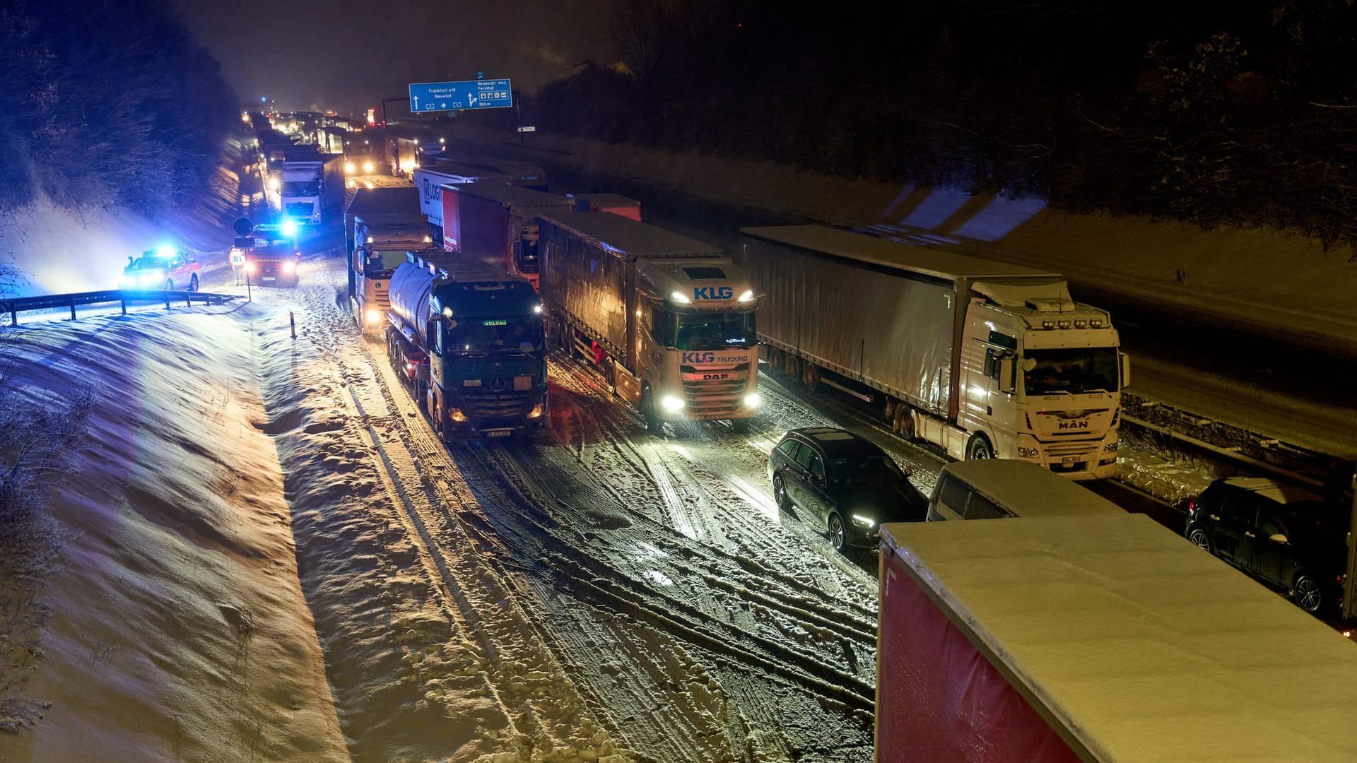 In beiden Fahrtrichtungen der A3 kam es zu einem rund 15 Kilometer langen Stau.