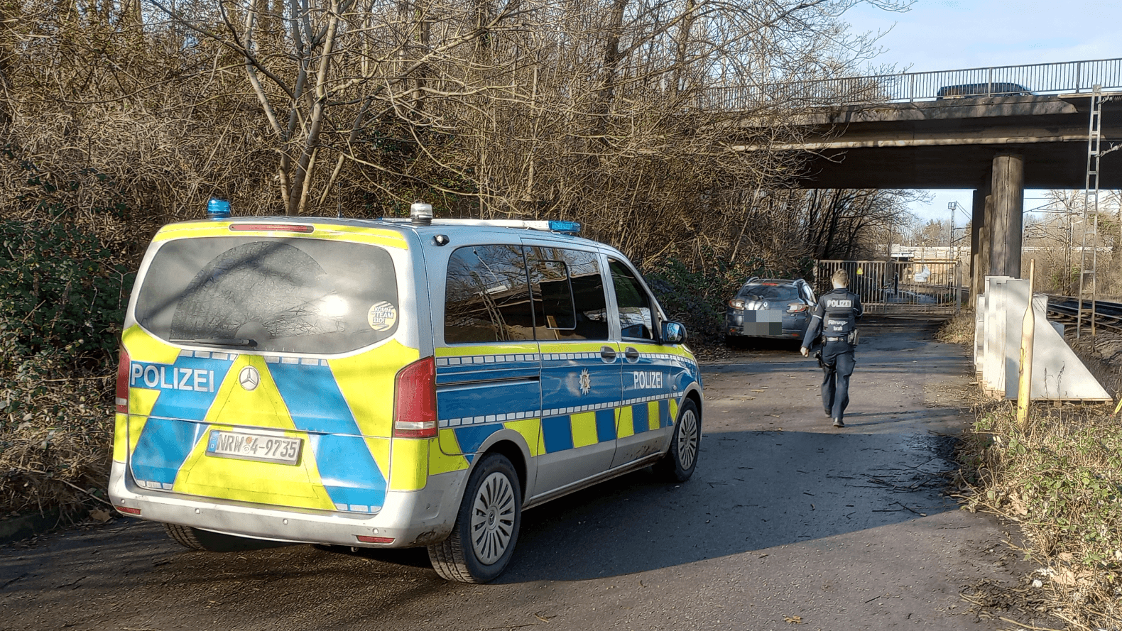 Polizei an der Fundstelle: Die Ermittlungen zu den Hintergründen laufen.