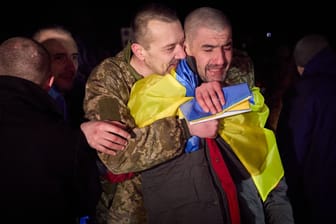 Zwei ukrainische Freigelassene: "Es gab eine lange Pause bei den Austauschaktionen, aber es gab keine Pause bei den Verhandlungen", sagte Selenskyj.