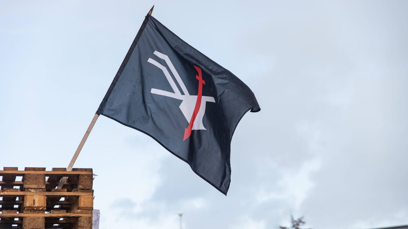 Flagge der Landvolkbewegung bei Bauernprotesten (Archivbild): Pflug und Schild symbolisieren die Blut-und-Boden-Politik.
