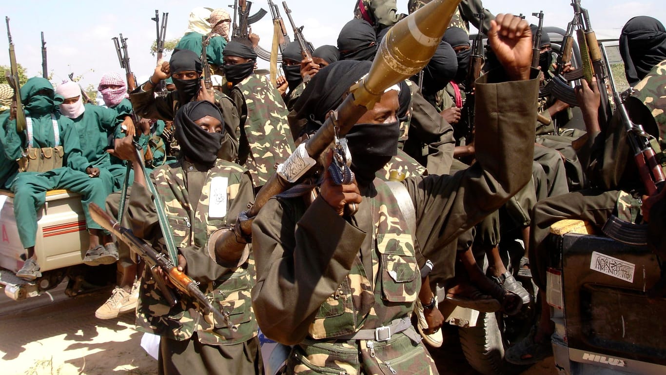 Kämpfer der islamistischen Gruppe Al-Shabaab (Archivbild): Die Terroristen sollen Geiseln genommen haben.