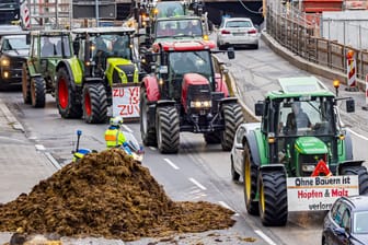 Landwirte mit Traktoren und Mist in Stuttgart: Bei zahlreichen Demonstrationen protestierten die Bauern gegen die Sparpläne der Bundesregierung.