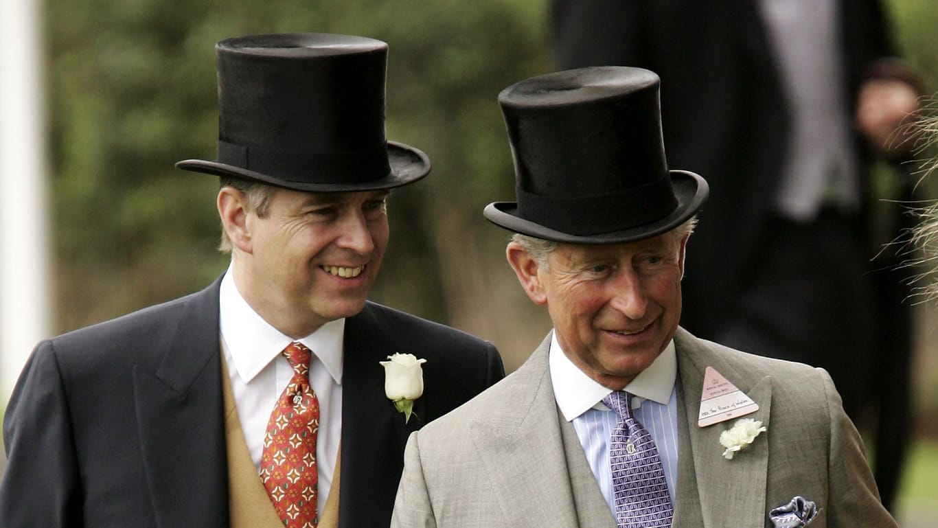 Prinz Andrew mit dem heutigen König Charles III. (Archivbild):