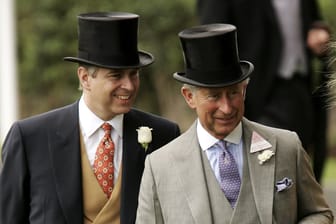 Prinz Andrew mit dem heutigen König Charles III. (Archivbild):