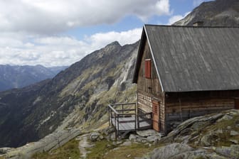 Eine Hütte in Kärnten (Archivbild): Zwei Personen aus Berlin mussten den Jahreswechsel bei schlechtem Wetter auf dem Berg verbringen.